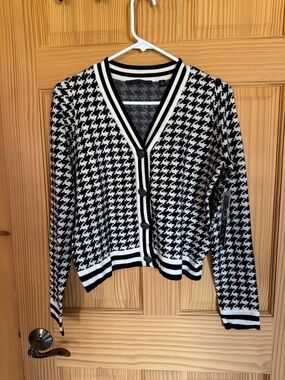 Cyrus Black & White Houndstooth V-Neck Cardigan-NWT
